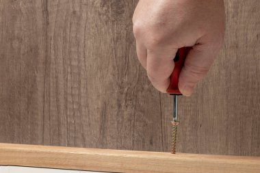 Tornavidayla tahtaya vida takmak.