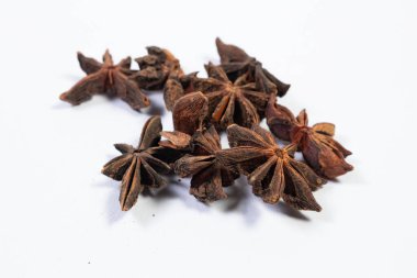 Yıldız anason, badiam kurutulmuş Ilicium verum meyveleri. Kesme yolları, ayrılmış gölgeler