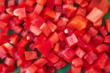 Doğranmış kırmızı dolmalık biber türü mirepoix.