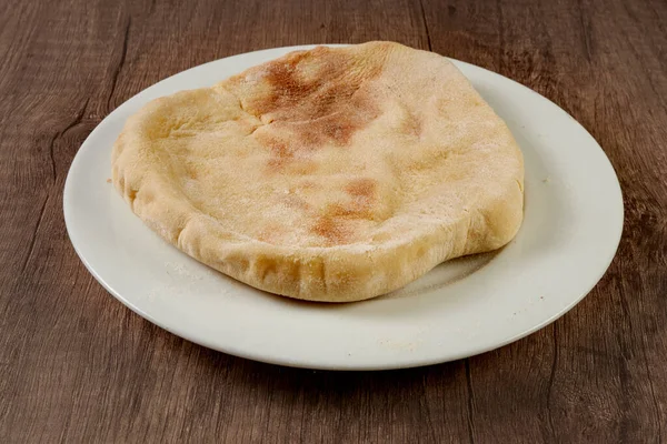 Único Pão Pita Uma Placa Branca Uma Placa Madeira Com — Fotografia de Stock