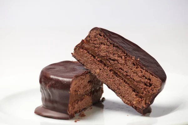 Arjantin 'in tipik siyah çikolata alfajor' u. Ortasında çikolatanın içini görebilirsiniz..