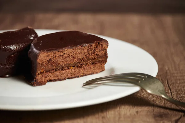 Chocolade Alfajor Een Witte Plaat Een Houten Tafel Donkere Ondergrond — Stockfoto