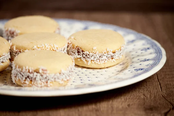 美味的阿根廷曲奇饼与奶油甜品一起 与特写镜头隔离 白色的香草杏仁在白色的背景 早餐用的法式甜点 — 图库照片