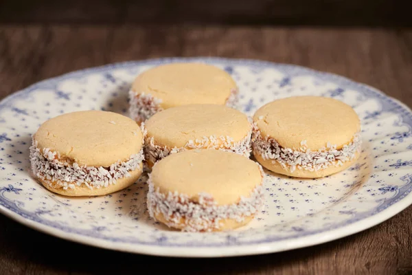 美味的阿根廷曲奇饼与奶油甜品一起 与特写镜头隔离 白色的香草杏仁在白色的背景 早餐用的法式甜点 — 图库照片