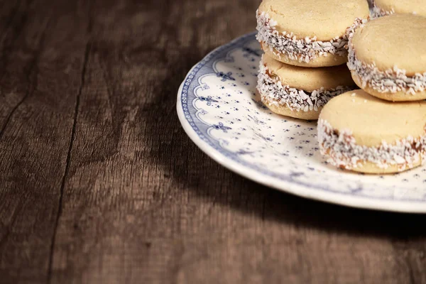 Deliciosas Galletas Argentinas Alfajores Con Crema Dulce Leche Cerca Aisladas — Foto de Stock