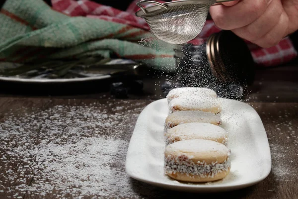 美味的阿根廷饼干 玉米粒流 奶油和糖粉特写分离 白色的香草杏仁在白色的背景 早餐用的法式甜点 — 图库照片