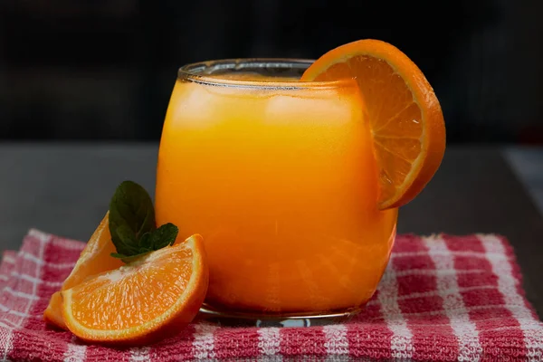 Refreshing Glass Fresh Orange Juice Ice Oranges Wooden Table Dark — Stock Photo, Image