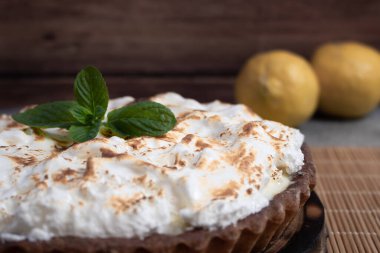 Lezzetli limonlu pasta ve nane yapraklı masa örtüsü.
