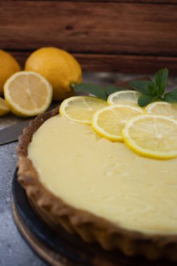 Köy arka planında taze ve ev yapımı limonlu turta.