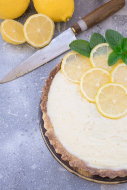 Köy arka planında taze ve ev yapımı limonlu turta.