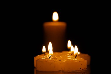 Geceleri mumlar yanıyor. Seçici odaklanma. koyu arkaplan