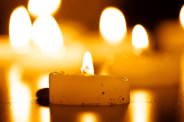 Nahaufnahme Brennender Kerzen Auf Dem Holztisch Mit Verschwommenem Weihnachtskerzen Hintergrund — Stockfoto