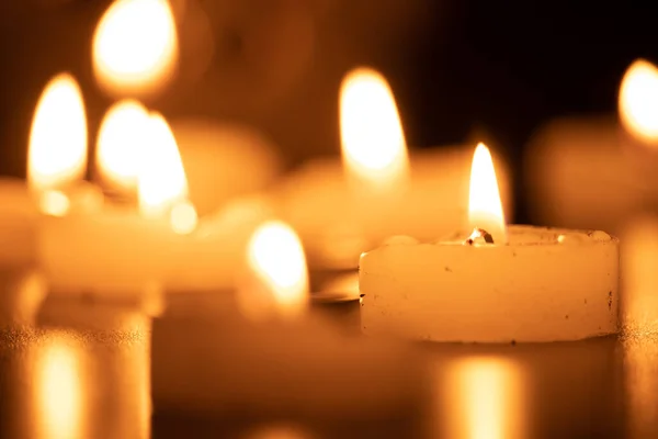 Nahaufnahme Brennender Kerzen Auf Dem Holztisch Mit Verschwommenem Weihnachtskerzen Hintergrund — Stockfoto