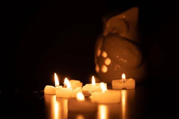 Uilvormige Lantaarn Kaarsen Een Zwarte Tafel Met Subtiele Reflectie Een — Stockfoto