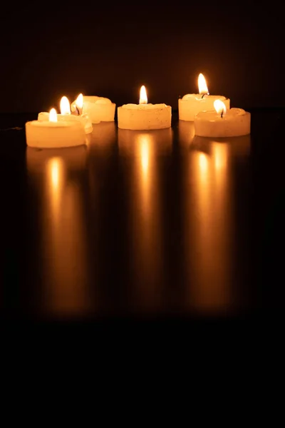 Kerzen Brennen Der Nacht Selektiver Fokus Dunkler Hintergrund — Stockfoto