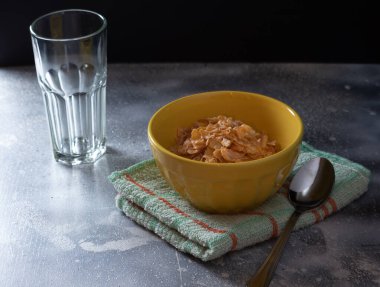 Bir kasede mısır gevreği Kahvaltıda mısır gevreği yaprağı