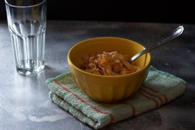 Bir kasede mısır gevreği Kahvaltıda mısır gevreği yaprağı