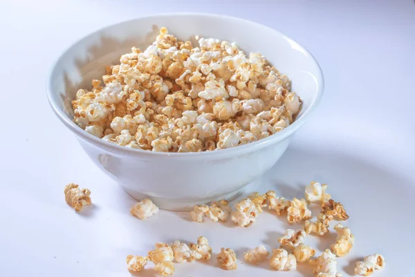 Weiße Schüssel Mit Popcorn Auf Weißem Hintergrund — Stockfoto