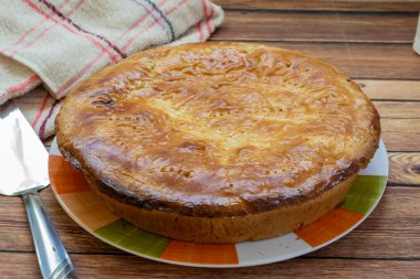 Geleneksel ev yapımı yaban mersinli elmalı turta. Tahta bir masada tam bir pasta.