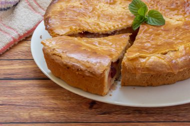 Geleneksel ev yapımı yaban mersinli elmalı turta. Tahta bir masada tam bir pasta.