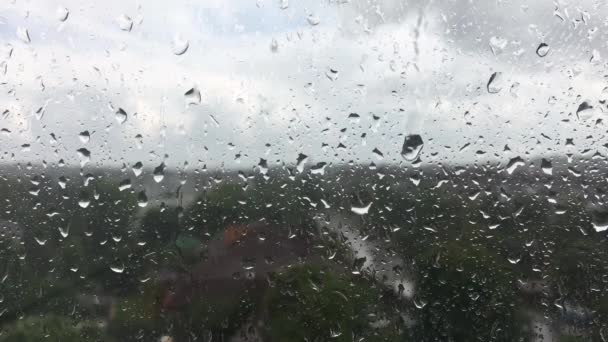 Lluvia golpeando el cristal de la ventana, tormenta, estación lluviosa, tristeza, relajación. Melancolía, permanecer dentro en un día lluvioso — Vídeo de stock