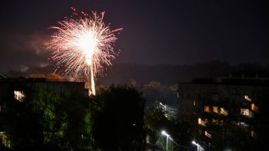 Gökyüzünde kutlama için renkli havai fişekler, şehirde havai fişekler,