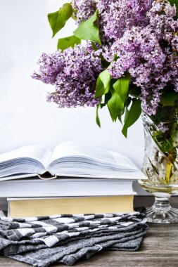 Cam vazoda leylak çiçeği buketi. İp ve kitaplarla dolu. Fotokopi alanı.