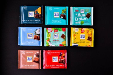Zhytomyr, Ukrayna 2 Haziran 2020: Ritter Spor Çikolatalarının Çeşitliliği. Ritter Sport 1912 yılında Stuttgart-Bad Cannstatt, Almanya 'da kuruldu.