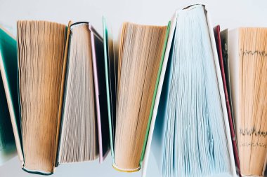 Eski kitap eğitimi konsepti yığını, metin için bir sürü kitap yığını, kitap kapakları, eski ve kullanılmış ciltli kitaplar, üst görünüm. Eğitici bir kavram. Kapat.