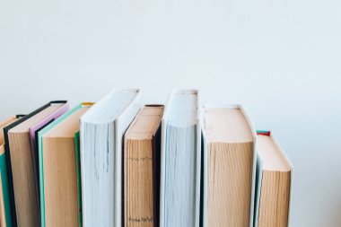 Eski kitap eğitimi konsepti yığını, metin için bir sürü kitap yığını, kitap kapakları, eski ve kullanılmış ciltli kitaplar, üst görünüm. Eğitici bir kavram. Kapat.