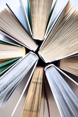 Eski kitap eğitimi konsepti yığını, metin için bir sürü kitap yığını, kitap kapakları, eski ve kullanılmış ciltli kitaplar, üst görünüm. Eğitici bir kavram. Kapat.