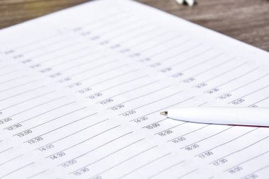 Bir kalemle açık zamanlı ajanda planlayıcısı. Yakın plan, metin için boşluk kopyala, seçici odak