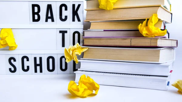 バックとライトボックスに学校のテキストと白の背景に本 古い本の教育の概念の背景のスタック テキストが崩壊した黄色の紙のためのコピースペースを持つ多くの本の山 — ストック写真