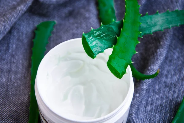 Daun Cincang Aloe Veraand Cream Krim Dengan Aloe Vera Pada — Stok Foto