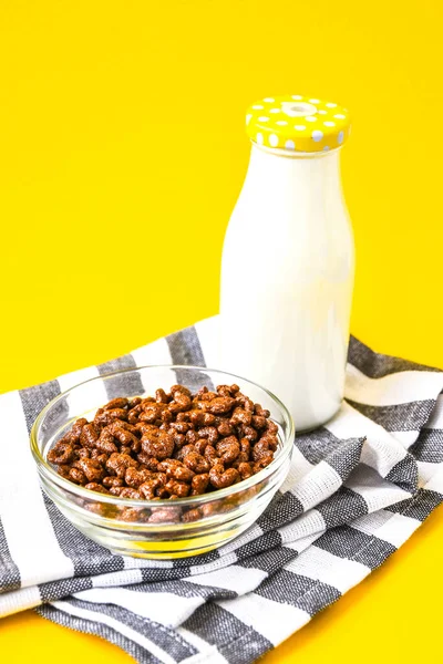 Schüssel Mit Schnellem Frühstück Aus Schokolade Cornflakes Und Flasche Frischer — Stockfoto