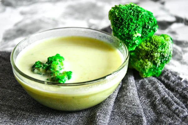 Broccoli, spinach cream soup in a bowl, close up, Selective focus, copy space for text, Vegetarian vegan broccoli cream soup, Healthy eating — Stock Image Broccoli Spinach Cream Soup Bowl Close Selective Focus Copy Space Stock Picture