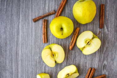 yeşil altın elmalar ya da ahşap zemin üzerinde tarçın çubukları olan nene demircisi, yemek, tatlı, sağlıklı beslenme, sonbahar zamanı
