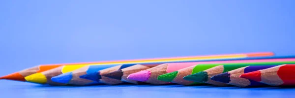 蜡笔彩色铅笔背景 蓝色底色铅笔 靠近点复制空间 各种彩色铅笔排成一排的顶部视图 — 图库照片