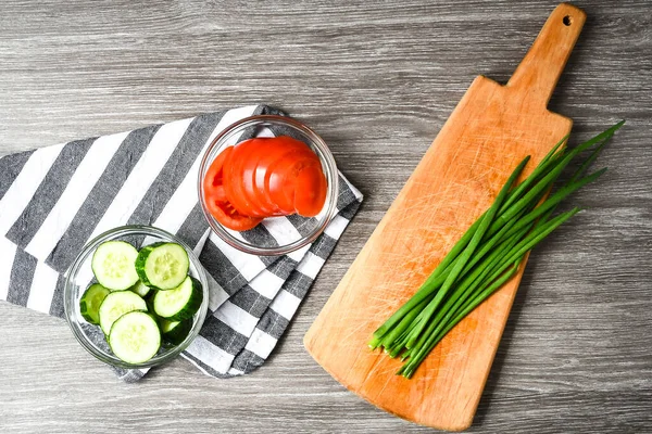 Makanan Potong Untuk Salad Tomat Mentimun Dan Bawang Hijau Makanan — Stok Foto