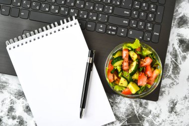 Ofiste sağlıklı iş yemeği, sebze salatası, kalemli boş defter, fotokopi alanı, düşük kalori diyeti.