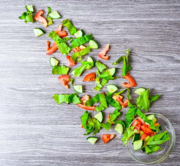 Salad Terbang Atas Kayu Untuk Mangkuk Irisan Daun Salad Mentimun — Stok Foto