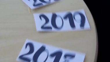 2014 'ten 2024' e kadar tahta tahtada dönen ve 2021 'de durdurulan yeni yıl, zaman işliyor.,