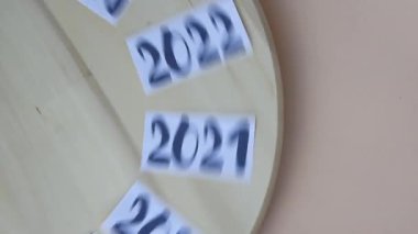 2014 'ten 2024' e kadar ahşap tahta üzerinde dönen ve 2021 'de duran yıllar, yeni yıl, zaman işliyor.
