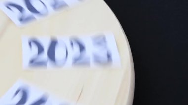 2014 'ten 2024' e kadar ahşap tahta üzerinde dönen ve 2021 'de duran yıllar, yeni yıl, zaman işliyor.