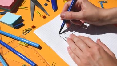 Kağıt not defterine el çizimi üçgeni, ödev matematiği, okula dönüş, okul malzemeleri, ilkokul