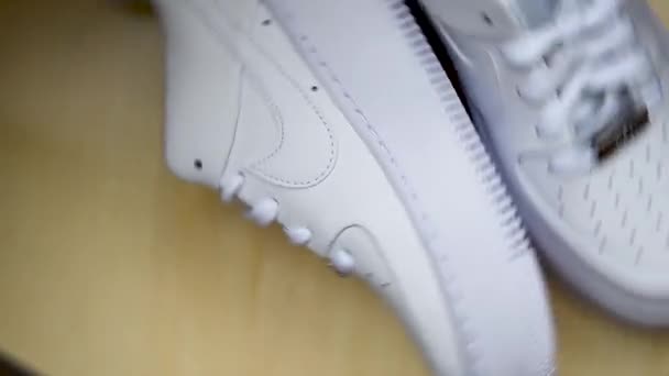 Zhytomyr ウクライナ 2020年6月11日 Nike Air Force 1木製の背景に回転するセージホワイトスニーカー イラスト編集映像 スポーツシューズ ブランド — ストック動画