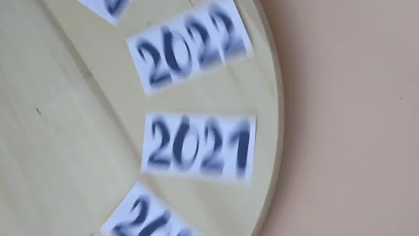 Años de 2014 a 2024 girando en tablero de madera y se detuvo en 2021 año, año nuevo, el tiempo se está ejecutando — Vídeo de stock