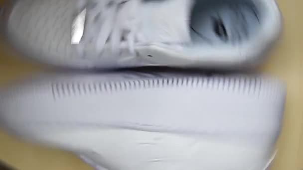 Zhytomyr, Ucrania - 11 de junio de 2020: Nike Air Force 1 Sage zapatillas blancas girando sobre fondo de madera. Imágenes editoriales ilustrativas. Calzado deportivo — Vídeo de stock