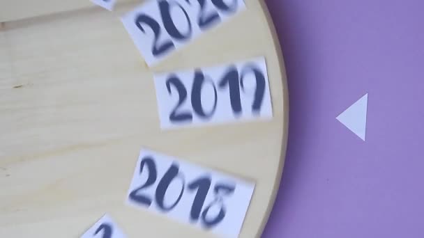 Años de 2014 a 2024 girando en tablero de madera y se detuvo en 2021 año, año nuevo, el tiempo se está ejecutando — Vídeo de stock