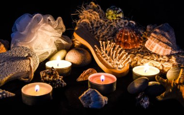 Spa, eko konsepti, sıfır atık, organik ürünler, tahtadan yapılmış doğal fırçalar, taşlar, mumlar, spa tedavisinin bileşimi, seçici odaklanma